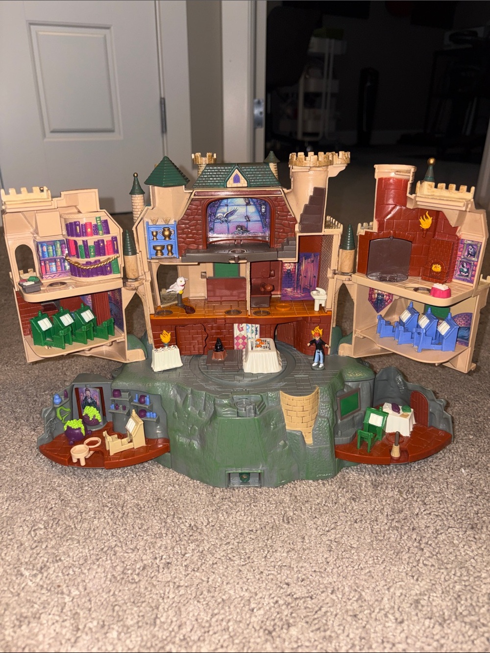 2001 Harry Potter Hogwarts Castle Polly Pocket set incomplete